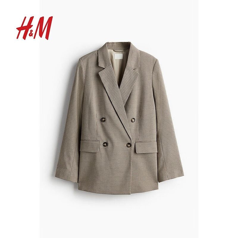 Simple and stylish double-breasted suit for commuting