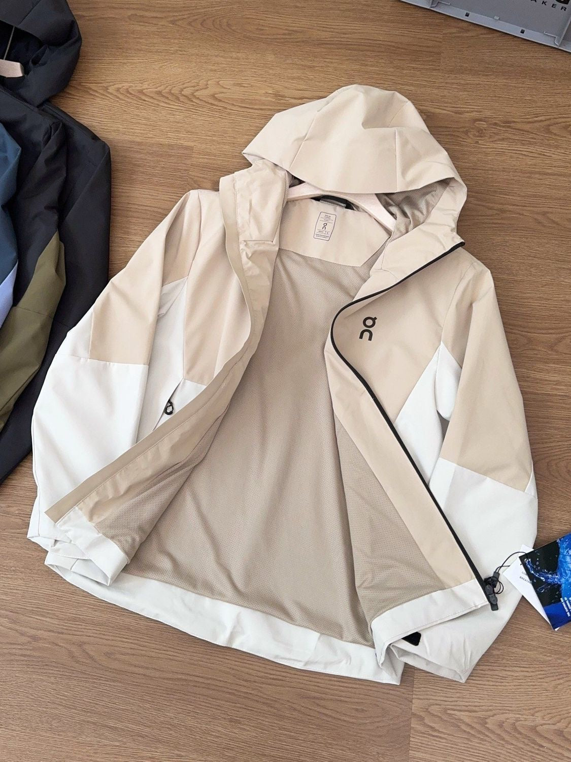 On 2025 Hooded Block Windproof Jacket