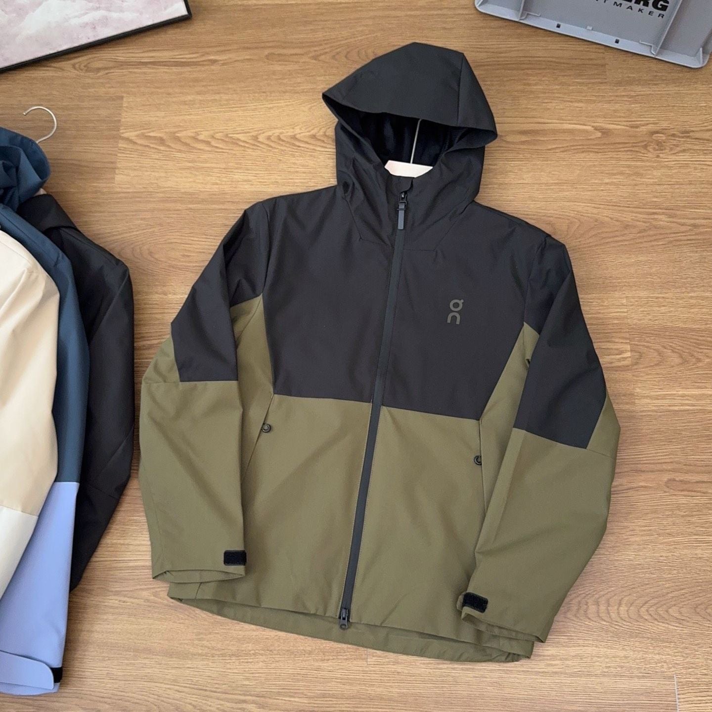 On 2025 Hooded Block Windproof Jacket