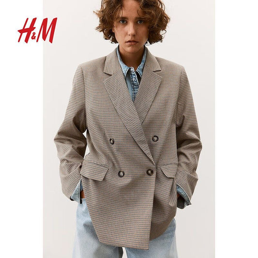 Simple and stylish double-breasted suit for commuting