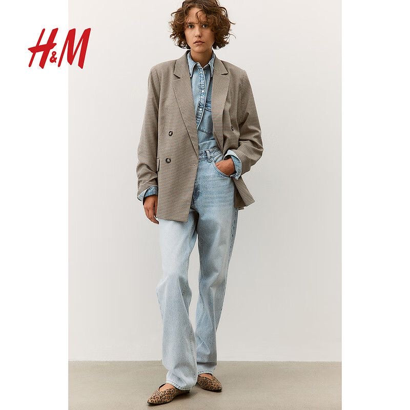 Simple and stylish double-breasted suit for commuting