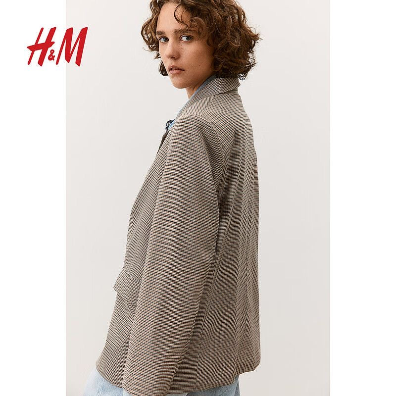 Simple and stylish double-breasted suit for commuting