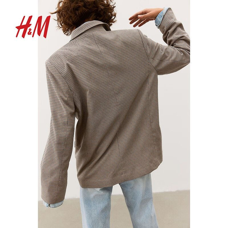 Simple and stylish double-breasted suit for commuting